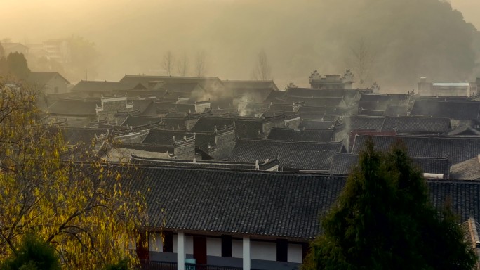 云雾中的传统古村落航拍