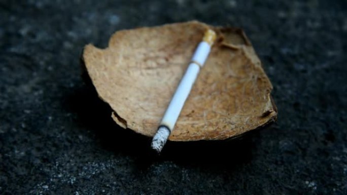 椰子壳上燃烧的香烟，时间流逝