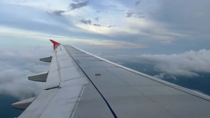 TL: 飞机降落到泰国宋卡合艾国际机场