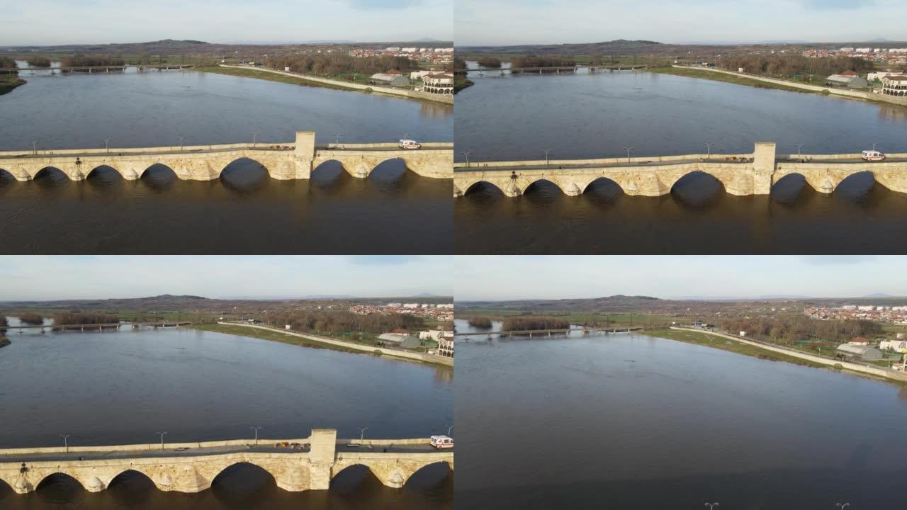 保加利亚斯维伦格勒镇马里察河上十六世纪穆斯塔法帕夏桥 (旧桥) 的鸟瞰图