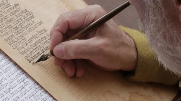 一位白胡子老人用中世纪的笔在用拉丁文抄写手稿