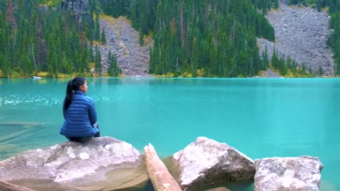 加拿大雄伟的山湖。上乔弗尔湖步道景观，妇女参观乔弗尔湖省立公园-中湖。加拿大不列颠哥伦比亚省