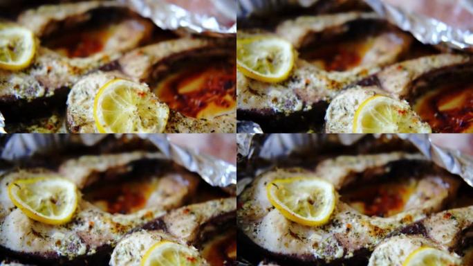 烤鱼、鲢鱼排。用锡箔纸烤制的鱼片，配上柠檬和香料。