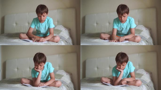 可爱的高加索男孩坐在父母卧室的床上看书