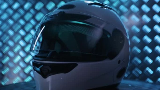 金属背景上的白色摩托车全脸头盔旋转。