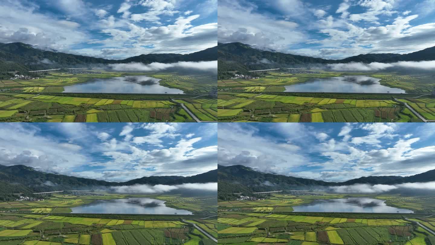 山间的蓝色湖泊以及周围的金色稻田