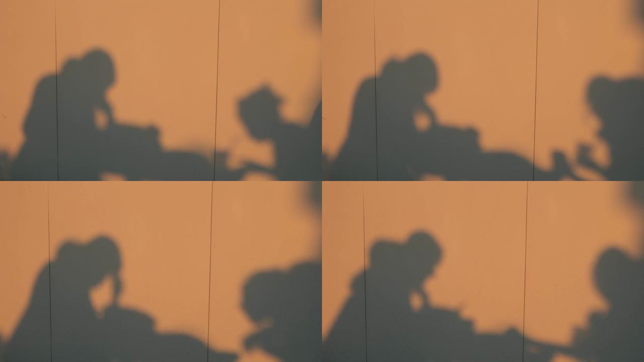 咖啡馆或餐厅墙上的人的影子