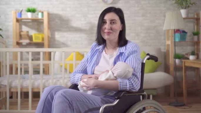 一名年轻的残疾妇女和一名新生儿的肖像看着相机，近距离微笑