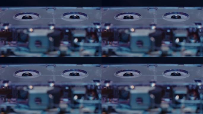 带内部组件的微型盒式录音机在前景下的冷蓝色照明