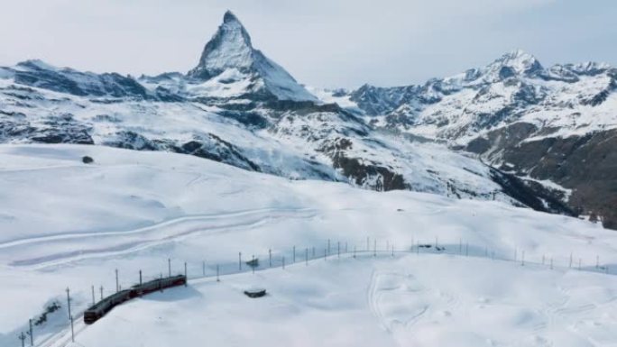 瑞士美女，一条通往采尔马特 (Zermatt) 令人叹为观止的马特宏峰 (Matterhorn) 下