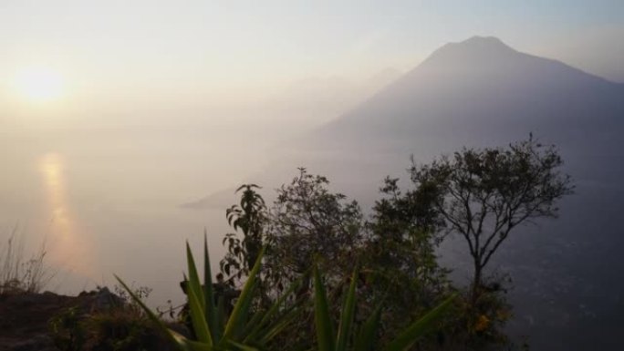 危地马拉阿蒂特兰湖日出时的风景