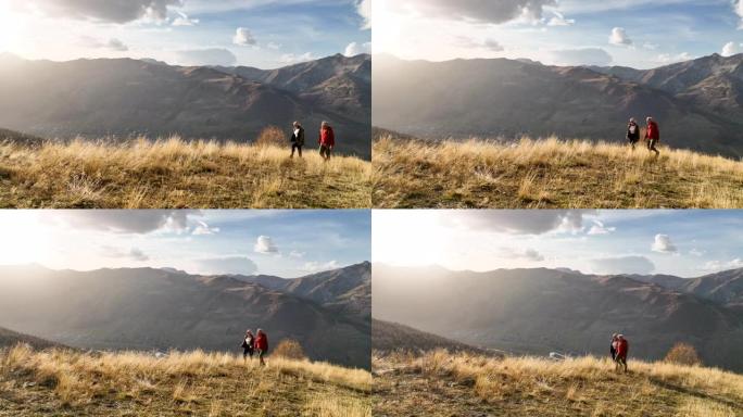 享受山景的成熟徒步旅行夫妇的鸟瞰图