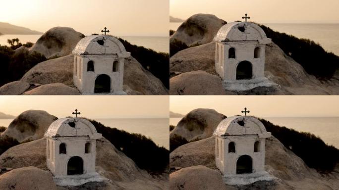 海边岩石海滩上的白色小教堂