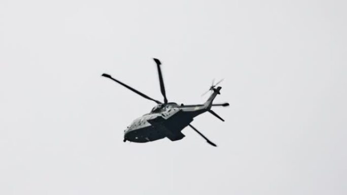 直升机在灰色的天空中飞行