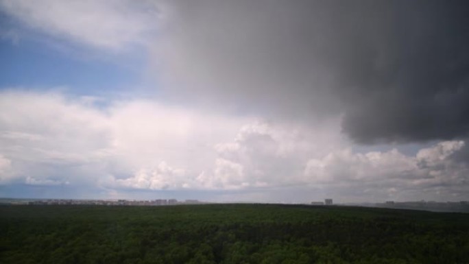 炎热的夏日里有乌云的戏剧性天空