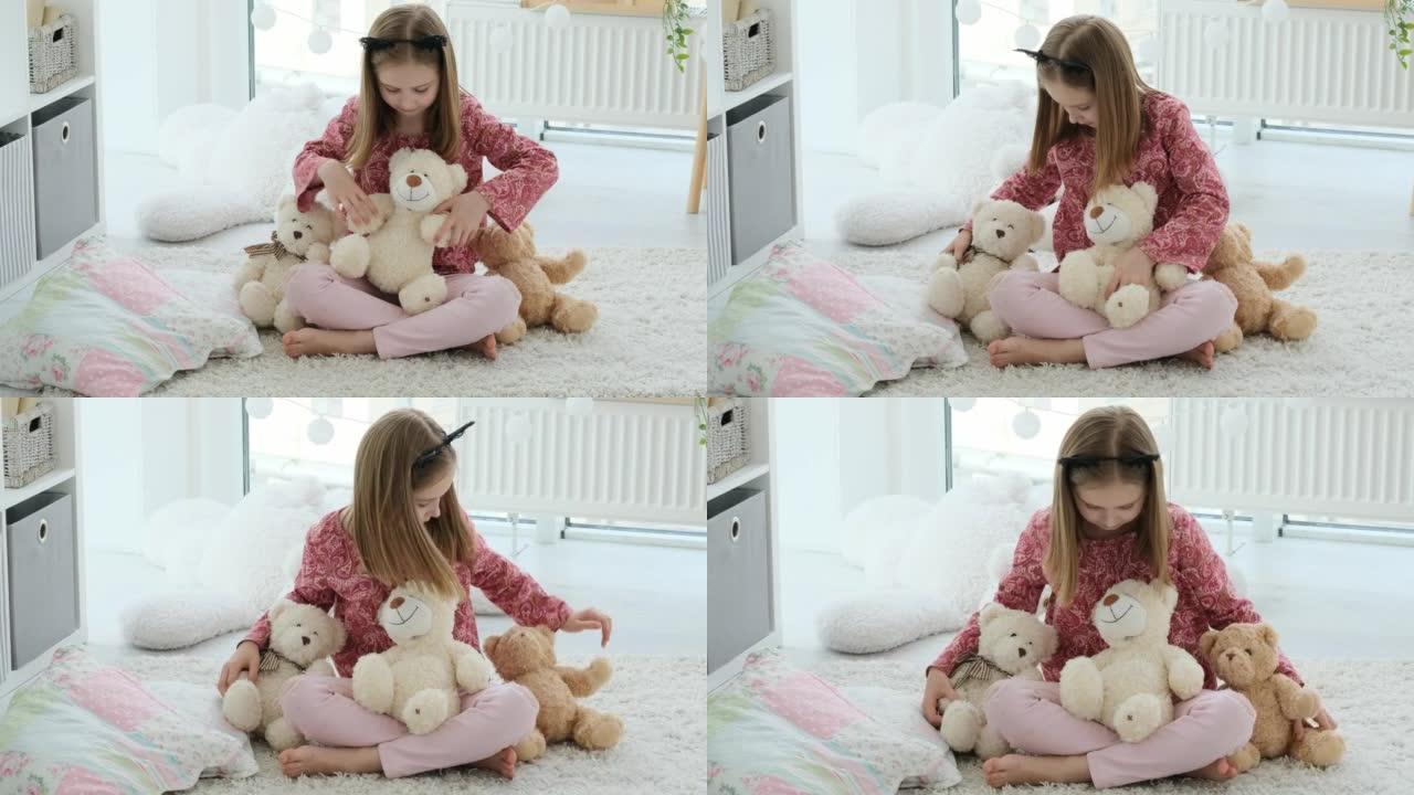 玩泰迪熊的小女孩