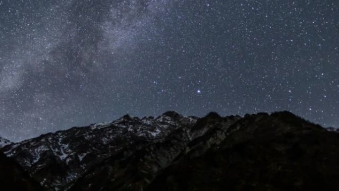 星空从白场村下沉到雪的北阿尔卑斯山