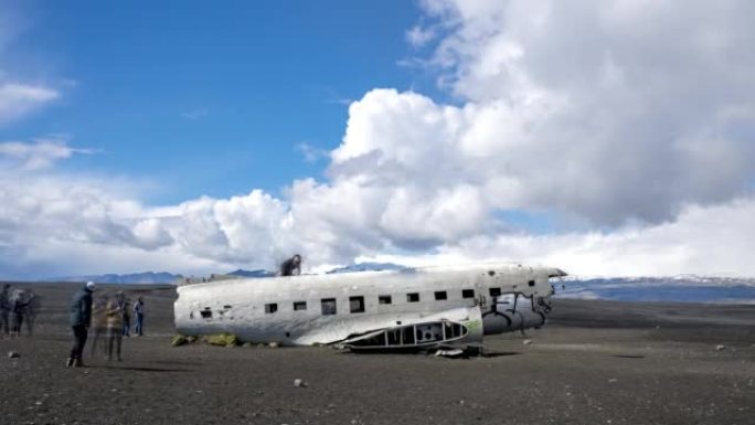 冰岛黑沙滩上飞机残骸的4k延时。