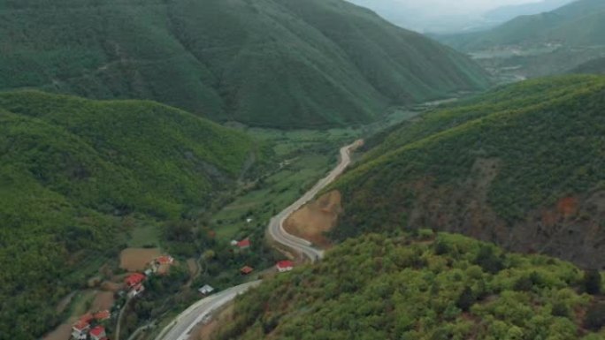 路上的山树