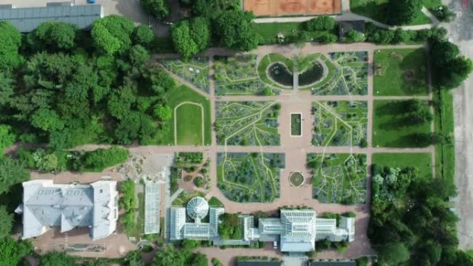 赫尔辛基大学植物园是赫尔辛基大学芬兰自然历史博物馆的下属机构，该博物馆保存着一批活植物