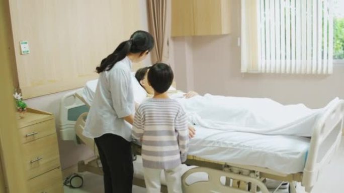 亚洲母亲带着弟弟去医院看望儿子