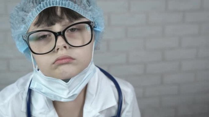 疲倦的儿童医生。