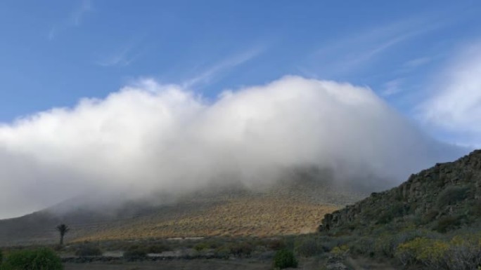 西班牙加那利群岛兰萨罗特火山拉科罗纳火山口上空的云层。