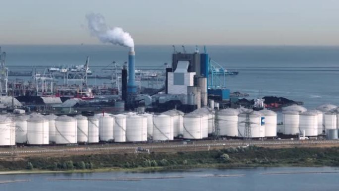 荷兰鹿特丹港的燃煤电厂。