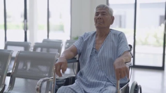 坐在医院轮椅上的肖像高级成人患者