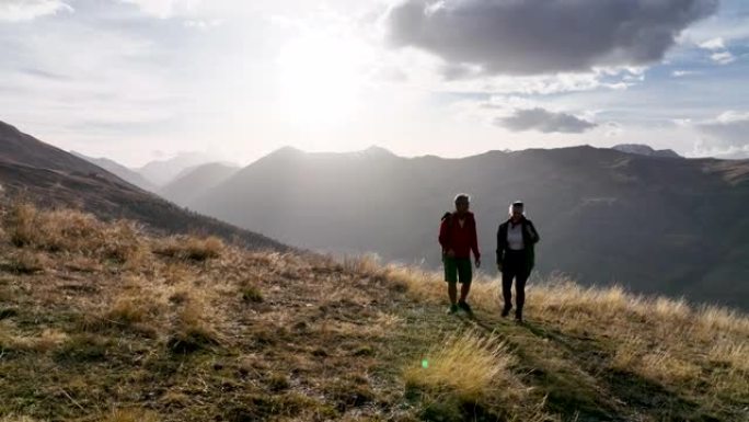 享受山景的成熟徒步旅行夫妇的鸟瞰图