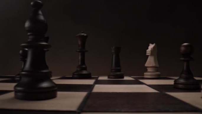 下棋: 棋盘与白色主教通过相机和黑色的Rook在慢动作中垂直移动-从典当的角度看