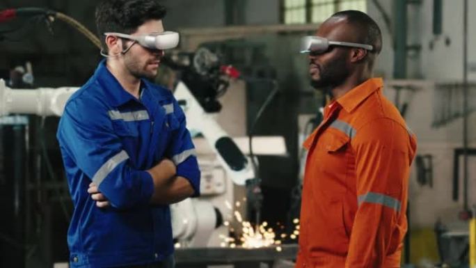 两名戴着虚拟仿真眼镜的工程师在制造业中负责控制和编程自动化机器人手臂机器。