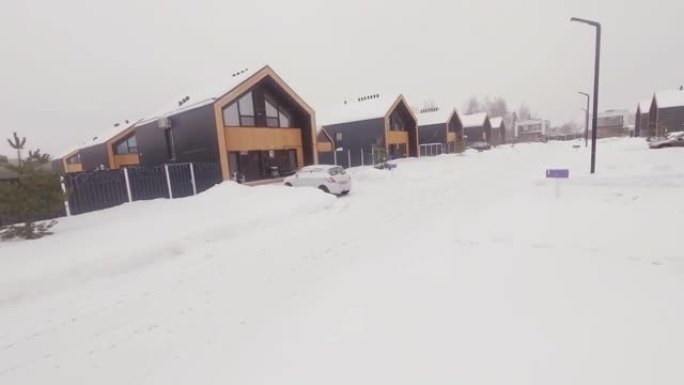 寒冷天气下住宅区有雪屋顶的豪宅