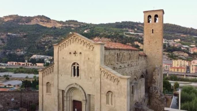 意大利利古里亚，无人机拍摄的中世纪古城文堤米利亚圣米歇尔教堂的景色。利古里亚里维埃拉美丽的全景鸟瞰车