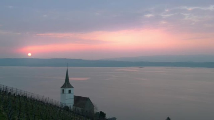 比尔湖上的日出，可以看到利格兹教堂