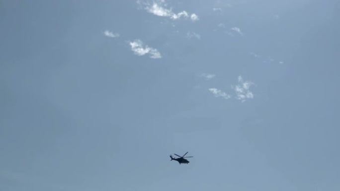 军用直升机在蓝天白云中飞行