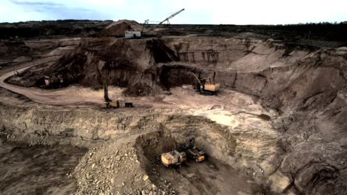 采矿挖掘机在运货车中装载白云石矿物。白云石采石场的石灰石开采。