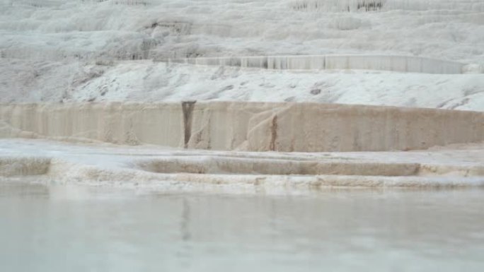 棉花堡的梯田是由石灰华制成的，石灰华是由温泉中的矿泉水沉积的沉积岩