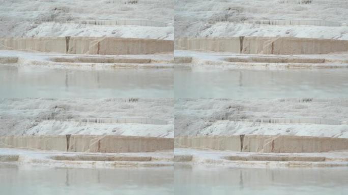 棉花堡的梯田是由石灰华制成的，石灰华是由温泉中的矿泉水沉积的沉积岩
