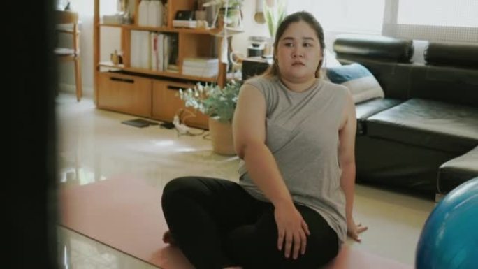 在家从视频轻松学习瑜伽。