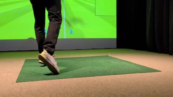 男性高尔夫球手在高尔夫模拟器特写室内打高尔夫球