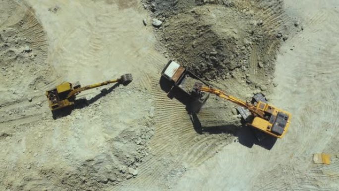 挖掘机铲土到自卸车的俯视图