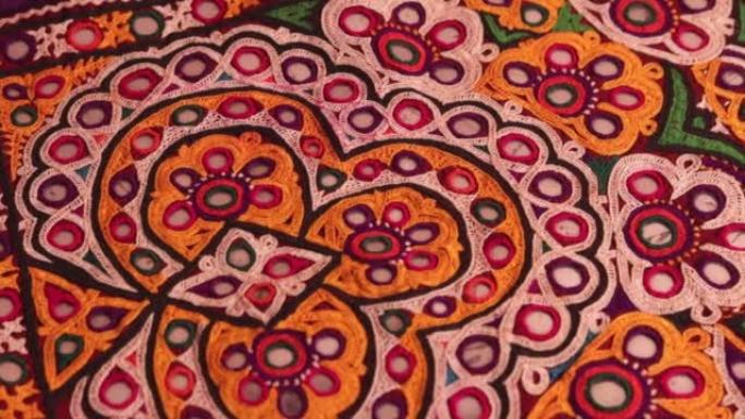 印度拉贾斯坦邦市场上彩色带镜子和贝壳的民族腰带的美丽景色，多色民族刺绣，古吉拉特邦印度刺绣工艺特写，