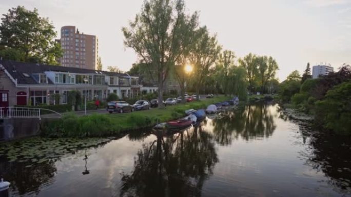 春天荷兰运河的风景