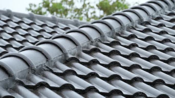 雨季，黑瓦屋顶房屋倾盆大雨