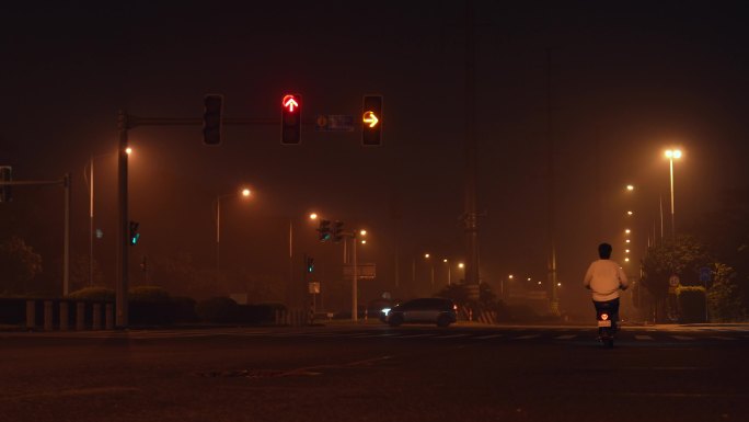凌晨马路  凌晨电动车 红绿灯 不带头盔