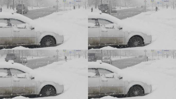 雪在城市的道路上与汽车。