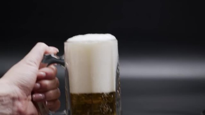 淡啤酒正在倒入玻璃杯中。IPA。装有水滴的玻璃杯中的冷淡啤酒。工艺啤酒成型泡沫特写。新鲜和泡沫。孤立