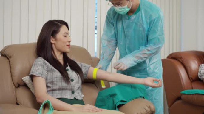 医护人员在手臂上放置止血带并检查静脉。献血。