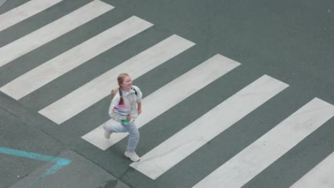 学生穿越人行横道并在城市的户外上学